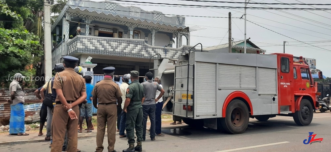 யாழ்.ஆரியகுளத்திற்கு அருகிலுள்ள வீடொன்றில் தீ விபத்து! விரைந்து செயற்பட்ட யாழ்.மாநகர தீயணைப்பு படை..