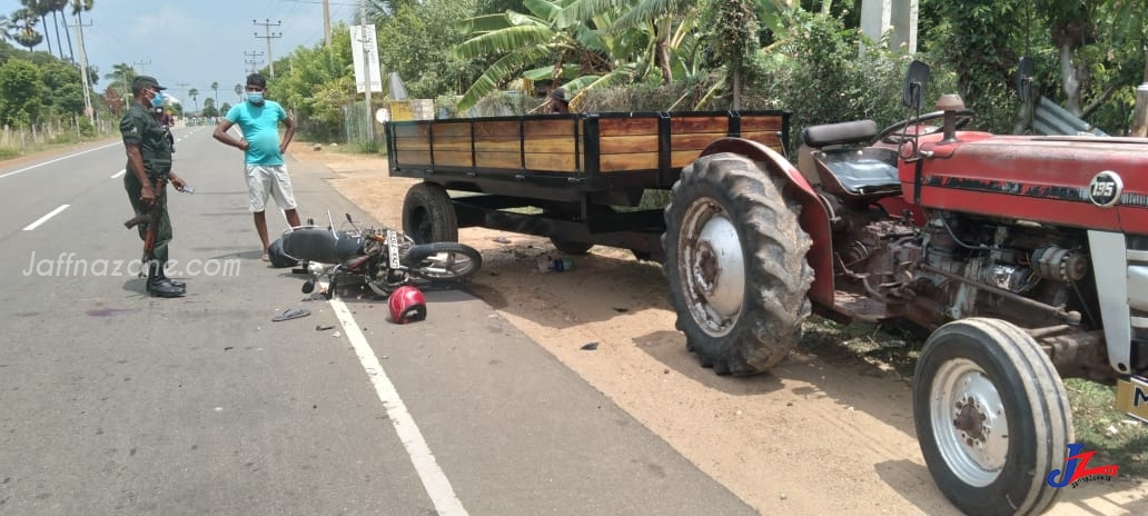 யாழ்.மீசாலை - புத்துார் சந்தியில் உழவு இயந்திரம் மீது மோட்டார் சைக்கிள் மோதி விபத்து..