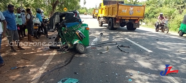 ஆட்டோ மீது மின்சாரசபையின் கனரக வாகனம் மோதி கோர விபத்து..! இருவர் ஆபத்தான நிலையில் யாழ்.போதனா வைத்தியசாலையில் அனுமதி..