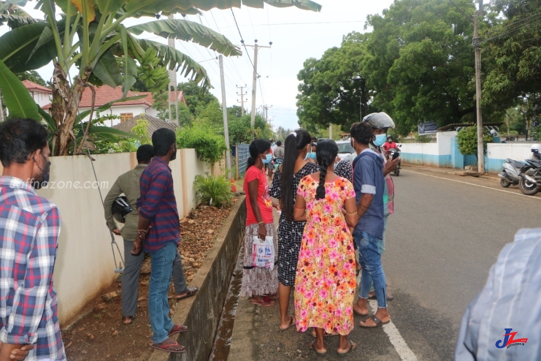 விசேட அதிரடிப்படையினருடன் வீடு..வீடாக புகுந்து பெண்களை தாக்கிவிட்டு கைது செய்தனர்..! கடமையை செய்த பின் எப்படி இடையூறு விளைவிப்பது? பாதிக்கப்பட்டோர் கேள்வி..