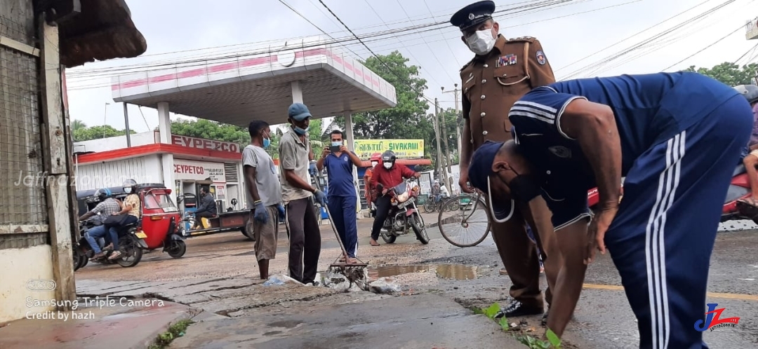 யாழ்.கல்வியங்காடு பகுதியில் துப்புரவு பணியில் ஈடுபட்ட கோப்பாய் பொலிஸார்..!