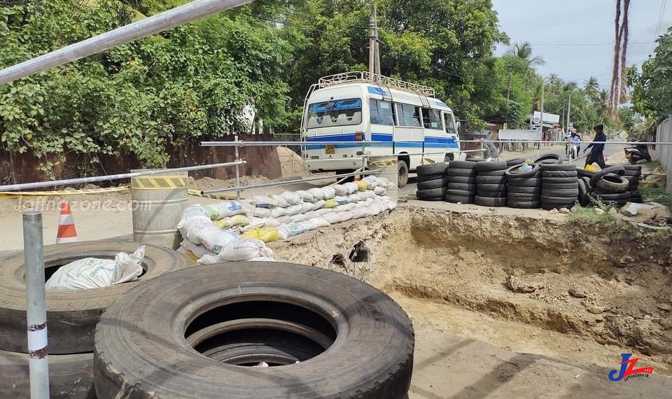 யாழ்.மானிப்பாய் - காரைநகர் வீதி புனரமைப்பு பணிகள் சங்கானை, சண்டிலிப்பாய் பிரதேச செயலகங்களால் இழுபறியில்! மக்கள் சீற்றம்..