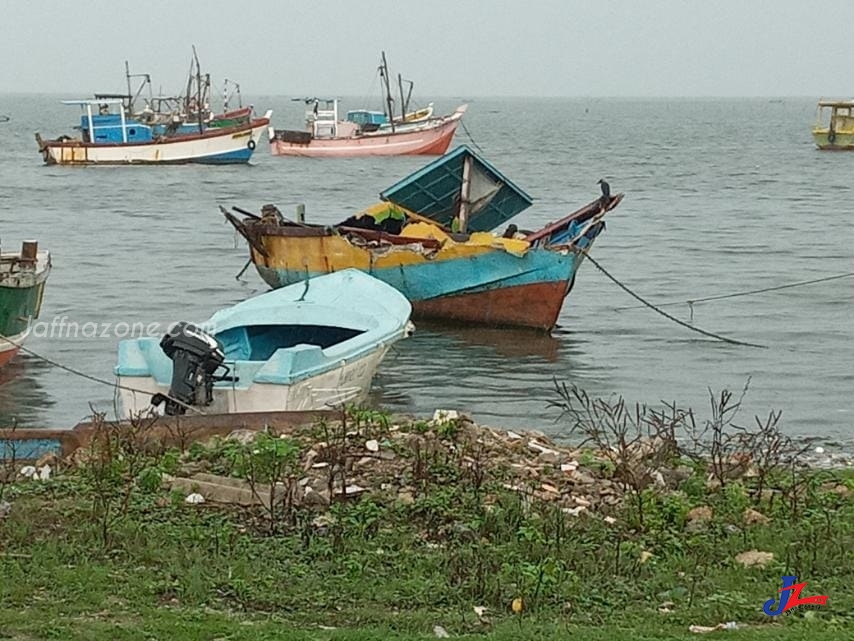 யாழ்.குருநகர் மீனவர்களின் படகை இடித்து சேதப்படுத்திவிட்டு படகிலிருந்தவர்களை துாக்கி கடலில் வீச முயற்சித்த இந்திய மீனவர்கள்!