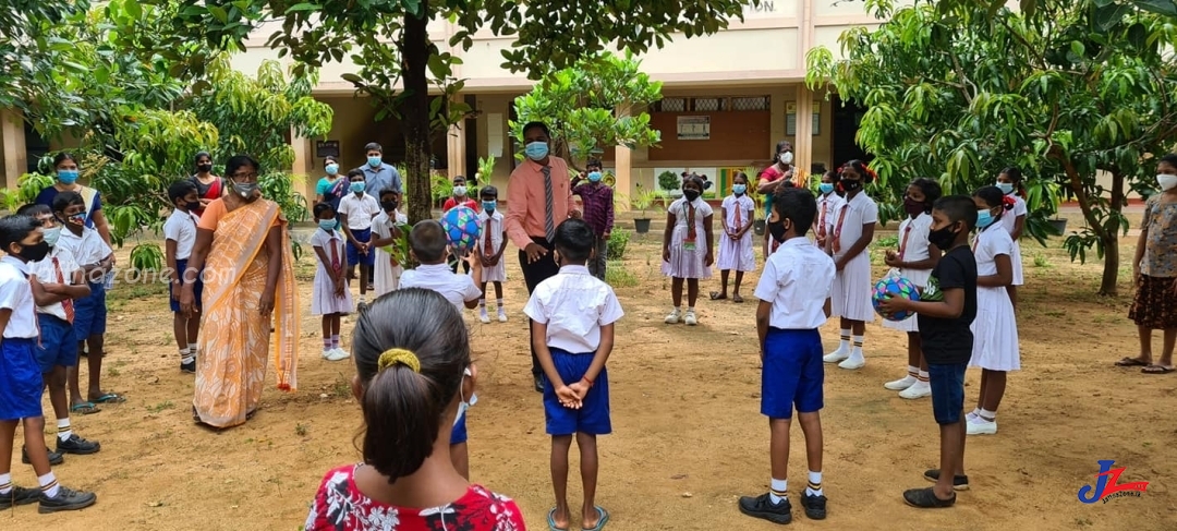 மாணவர்களுக்கு புத்துணர்வூட்டும் விளையாட்டு மற்றும் இதர பயிற்சிகளுடன் கற்பித்தலை தொடங்குங்கள்! யாழ்.போதனா வைத்தியசாலை பணிப்பாளர் அறிவுரை..