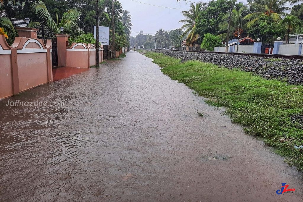 யாழ்.மாவட்டத்தில் தொடரும் கனமழை..! சில தாழ்நில பகுதிகளில் வெள்ளம்..