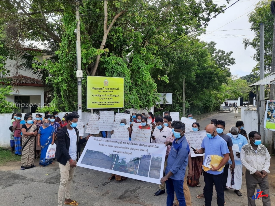 வடமாகாண ஆளுநர் செயலகத்தை முற்றுகையிட்டு விவசாயிகள், வீட்டுத்திட்ட பயனாளிகள் போராட்டம்..!