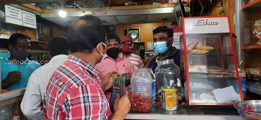 ஜனாதிபதி கோட்டபாய ராஜபக்ஸ தலைமையிலான அரசை வீட்டுக்கு அனுப்புவோம். மக்கள் விடுதலை முன்னணி யாழ்ப்பாணத்தில் துண்டு பிரசுர விநியோகம்..