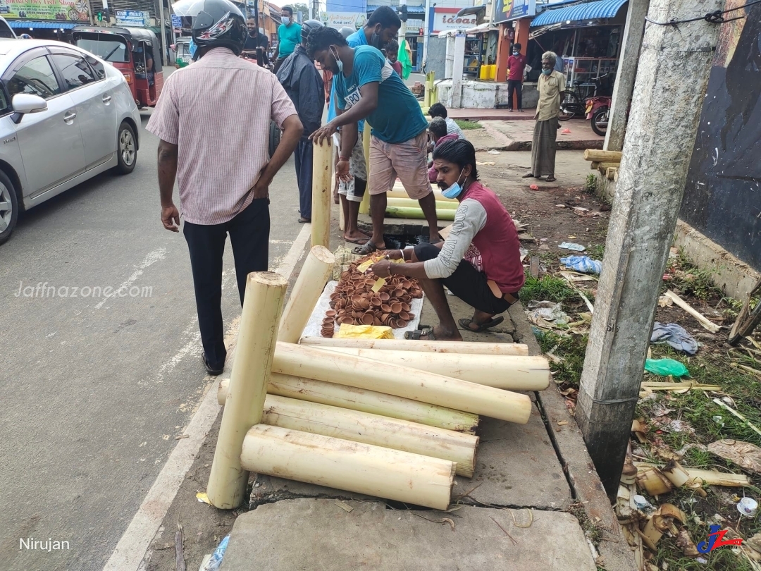 யாழ்.மாவட்டத்தில் கார்த்திகை விளக்கீட்டை முன்னிட்டு சூடு பிடித்திருக்கும் வாழை குற்றி வியாபாரம்..!