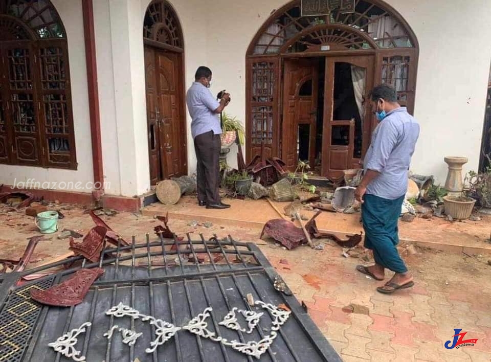 கிண்ணியா படகு விபத்து -முஸ்லீம் காங்கிரஸ் கட்சி பாராளுமன்ற உறுப்பினர் தௌபீகின் வீட்டின் மீது பொதுமக்கள் தாக்குதல்