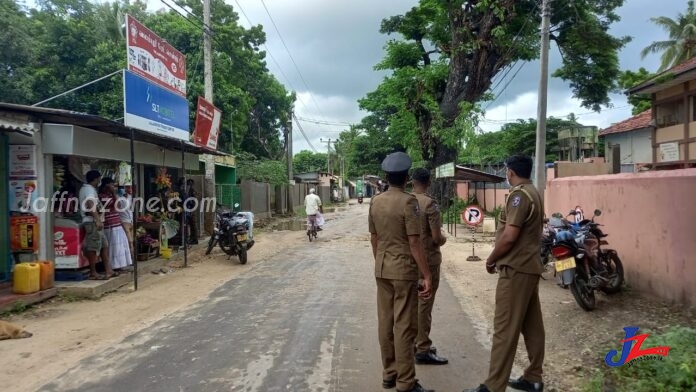 யாழ்.நவாலியில் தீவிர பொலிஸ் பாதுகாப்புடன் 150 வருடங்கள் பழமையான மரம் வெட்டப்பட்டது..!