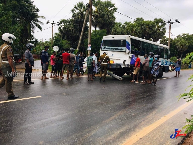 யாழ்.கொடிகாமம் - வரணியில் பயணிகள் பேருந்து மீது டிப்பர் மோதி கோர விபத்து! 3 பேர் படுகாயம்..