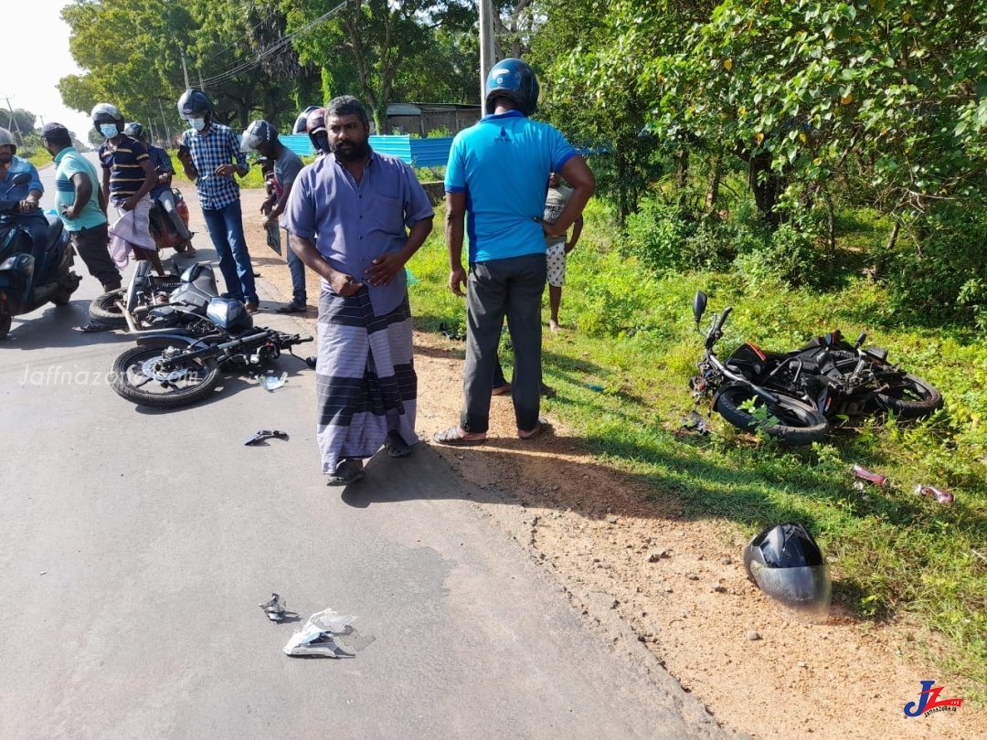 இரு மோட்டார் சைக்கிள்கள் நேருக்கு நேர் மோதி கோர விபத்து..!