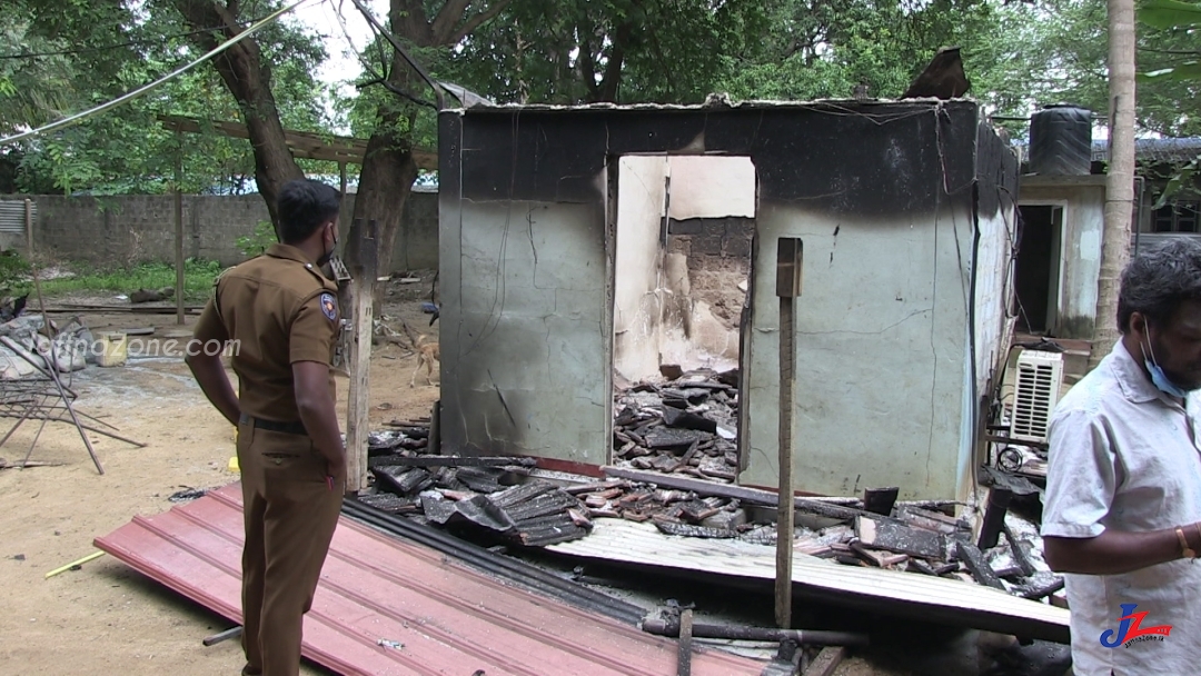 அமைச்சர் நாமலின் ஆட்கள் என கூறி வீட்டுக்கு தீயிட்டு அட்டகாசம்! தொடர்ச்சியாக நடப்பதாக பொலிஸில் முறைப்பாடு..