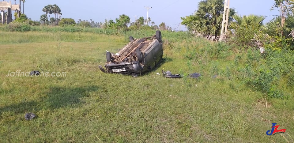 யாழ்.பண்ணை - தீவக வீதியில் இன்று காலை கோர விபத்து..! படுகாயமடைந்த 3 பேர் யாழ்.போதனா வைத்தியசாலையில் அனுமதி..