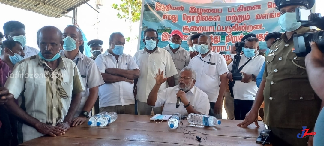 இந்திய இழுவை படகுகளை பாதுகாக்கும் வேலையை இலங்கை கடற்படை நிறுத்தவேண்டும்..! கொந்தளித்த மீனவர்கள்..