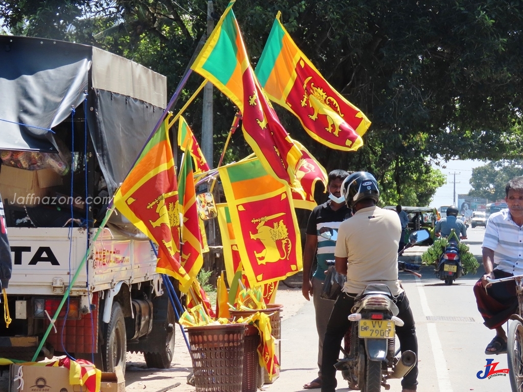 74 ஆவது சுதந்திர தினத்தை முன்னிட்டு தேசிய கொடி விற்பனை மும்முரம்