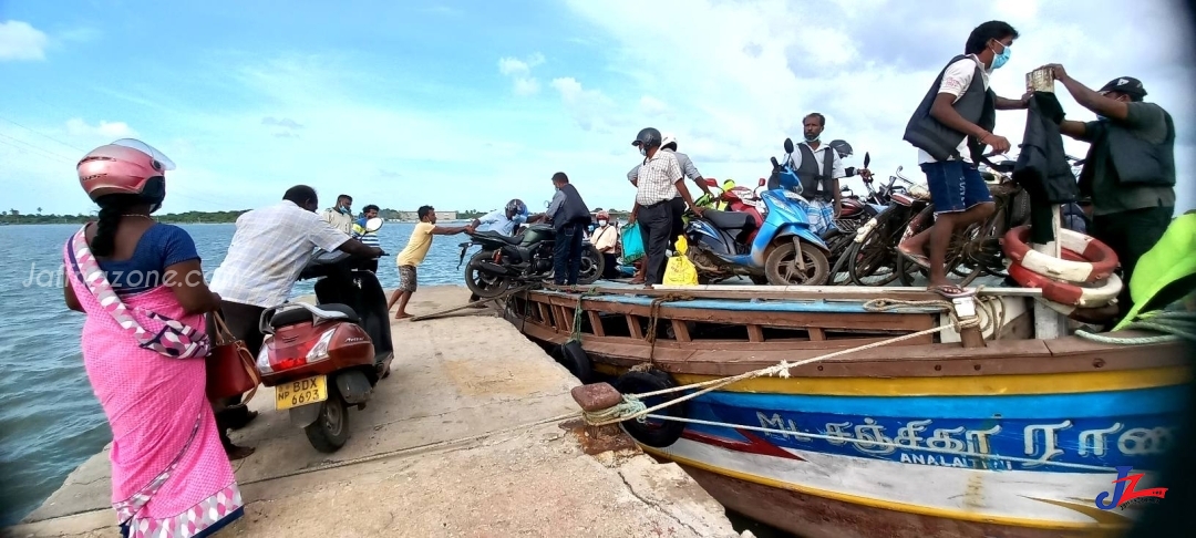 யாழ்.ஊர்காவற்றுறை - காரைநகர் பாதை சேவை ஸ்தம்பிதம்..! அந்தரிக்கும் மக்கள், வீதி அபிவிருத்தி அதிகாரசபை உறக்கம்..