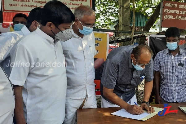 கொழும்பை தொடர்ந்து யாழ்.நகரிலும் கையெழுத்து போராட்டம்..!