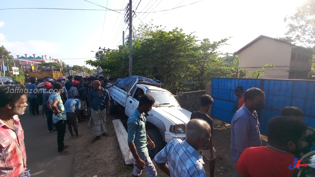 தறிகெட்டு ஓடிய கப் வாகனம்..! நிறுத்தப்பட்டிருந்த மோட்டார் சைக்கிள்களை மோதி தள்ளி விபத்து, யாழ்.புத்துாரில் சம்பவம்..