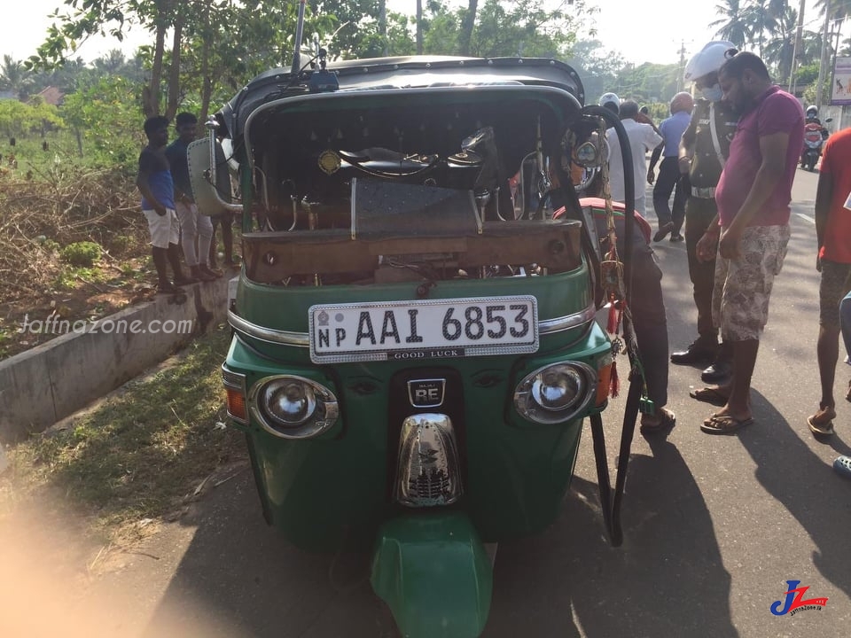 யாழ்.பருத்தித்துறை மாலுச்சந்தி - மந்திகை இடையில் விபத்து..! 5 பேர் காயமடைந்த நிலையில் வைத்தியசாலையில் அனுமதி..