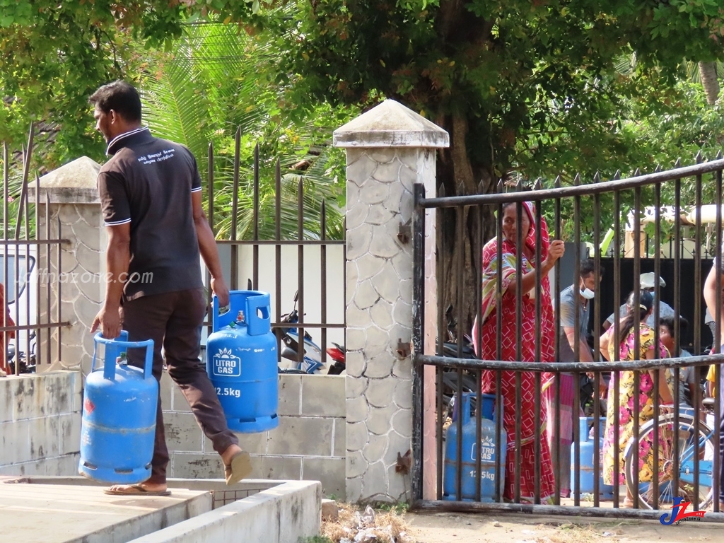 எரிவாயு சிலிண்டர்கள் பொலிஸார், விசேட அதிரடிப்படையினரின் பாதுகாப்பிற்கு மத்தியில் வழங்கல்