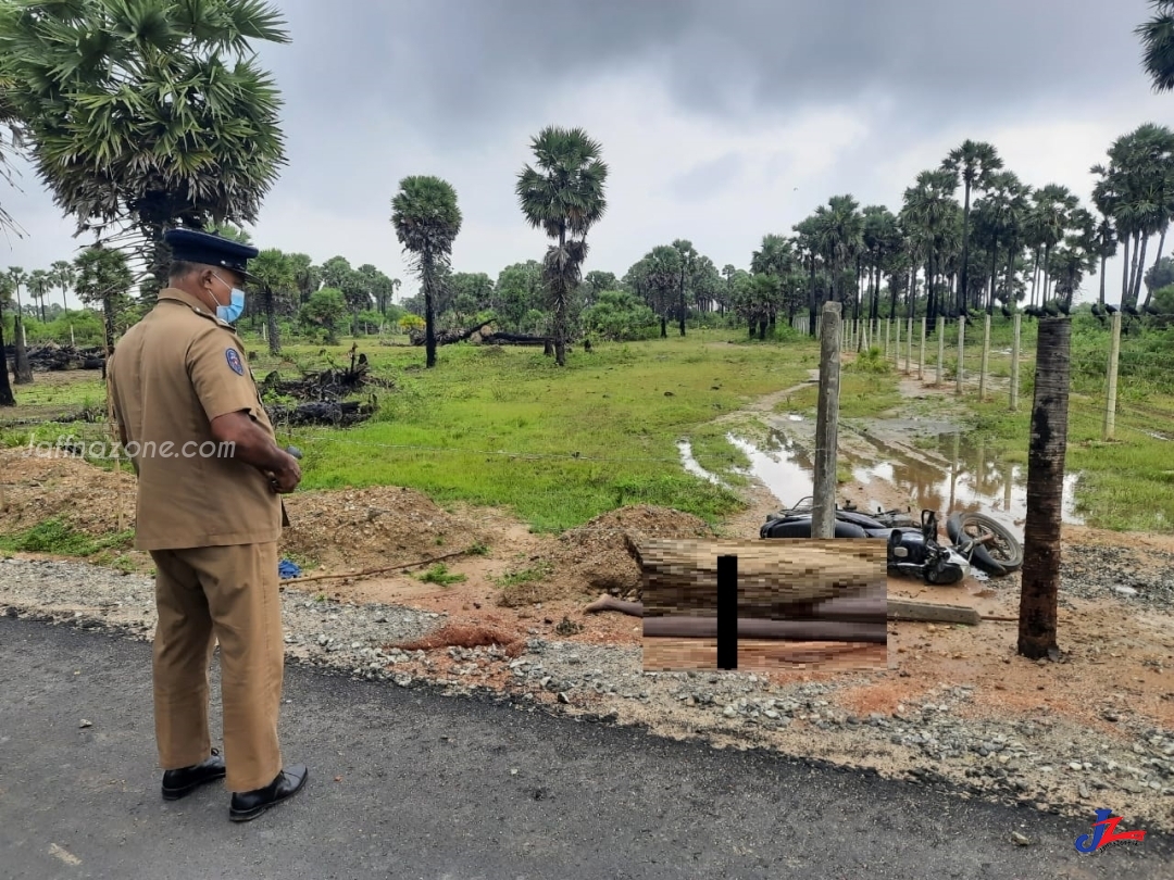 யாழ்.பொன்னாலை - பருத்தித்துறை வீதியில் இரத்த கறைகளுடன் ஆணின் சடலம்..! பொலிஸார் தீவிர விசாரணை..