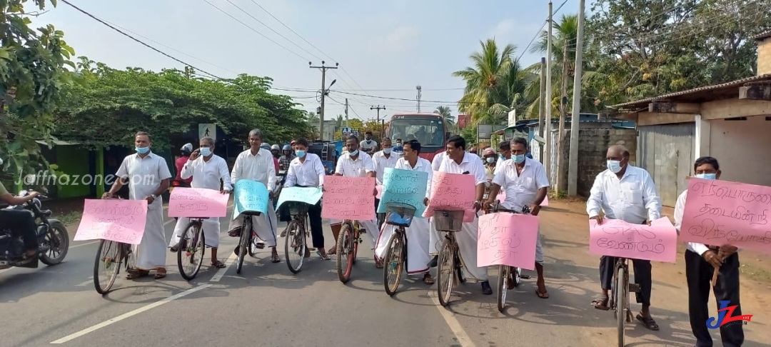 யாழ்.வலி,வடக்கு பிரதேசசபை உறுப்பினர்கள் விலையேற்றத்தை கண்டித்து போராட்டம்..!