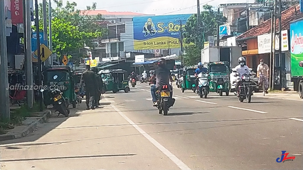 ஊரடங்குச் சட்டத்தால் அம்பாறை மாவட்டத்தில் வெறிச்சோடிய வீதிகள்-சில இடங்களில் மக்கள் நடமாட்டம்