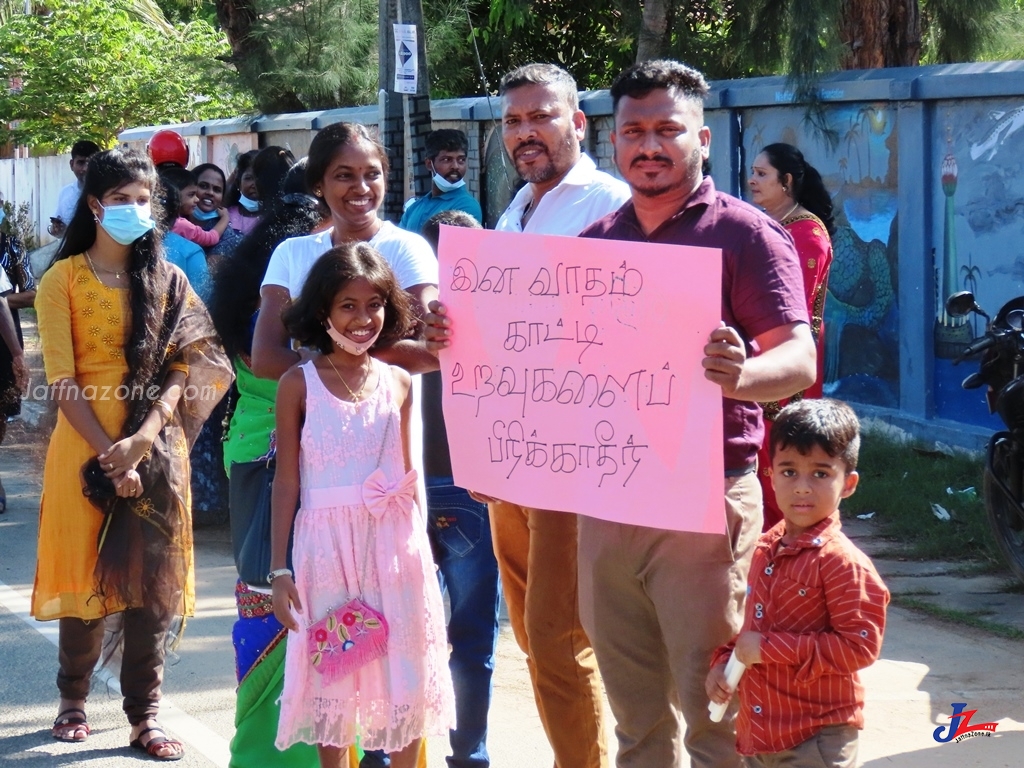 உயிர்த்த ஞாயிறு தாக்குதலுக்கு நீதி கோரி கல்முனை வாழ் கிறிஸ்தவ மக்கள் எதிர்ப்பு போராட்டம்