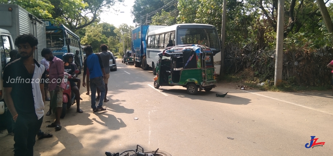 மோட்டார் சைக்கிள் மீது ஆட்டோ மோதி விபத்து..!