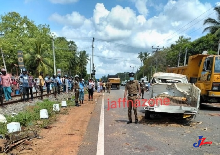 யாழ்.கொடிகாமம் - மிருசுவில் பகுதியில் பட்டா வாகனம் மீது ரயில் மோதி கோர விபத்து..!