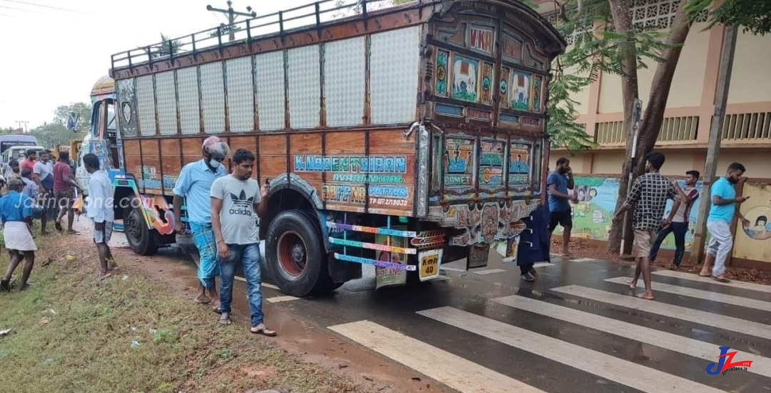 யாழ்.அச்சுவேலியில் டீசலுக்காக காத்திருந்த பாரவூர்த்தி மோதியதில் வயோதிபர் பலி..!