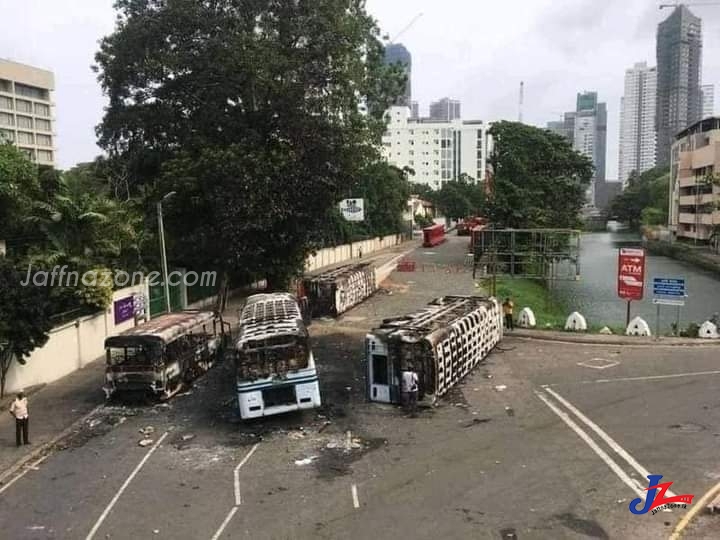 போர்க்களமாக காணப்படும் கொழும்பு..! வீதிகளில் எரிந்து கிடக்கும் வாகனங்கள்..