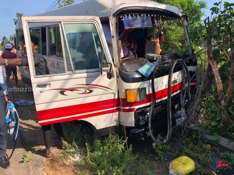 கட்டுப்பாட்டை இழந்து மோட்டார் சைக்கிளை மோதி தள்ளிய தனியார் பேருந்து..! இருவர் படுகாயம், யாழ்.சாவகச்சேரியில் சம்பவம்...