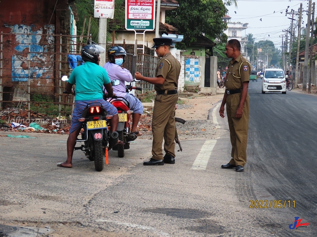 டயர்கள் மரக்குற்றிகள் முக்கிய சந்திகளில் போடப்பட்டு இனந்தெரியாதவர்களால் எரியூட்டப்பட்டுள்ளன