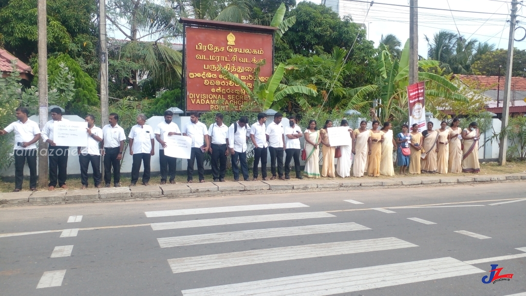 கண்டு கொள்ளப்படாத சுகயீன விடுமுறை போராட்டம், இன்று காலை கவனயீர்ப்பு போராட்டத்தில் குதித்த பருத்தித்துறை கிராமசேவகர்கள்..!