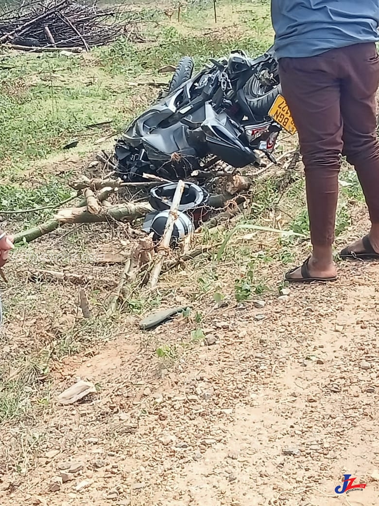 தறிகெட்டு ஓடிய மோட்டார் சைக்கிள் வேலிக்குள் பாய்ந்து கோர விபத்து! கொடிகாமம் - பருத்தித்துறை வீதியில் சம்பவம்..