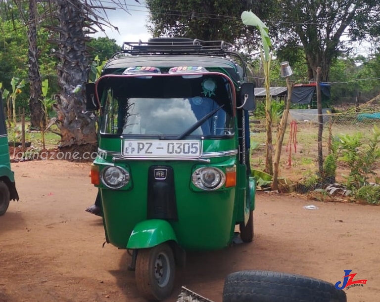 யாழ்.போதனா வைத்தியசாலை பின்புறத்தில் நிறுத்தப்பட்டிருந்த ஆட்டோ திருட்டு..! இரு ஆட்டோக்களுடன் ஒருவர் கைது..