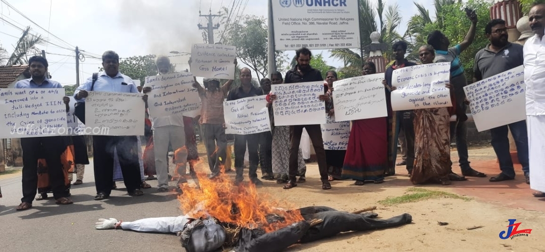 வெளிவிவகார அமைச்சர் ஜீ.எல்.பீரிஸின் கொடும்பாவி எரித்து யாழ்.நல்லூரில் உள்ள ஐ.நா அலுவலகம் முன் போராட்டம்..!