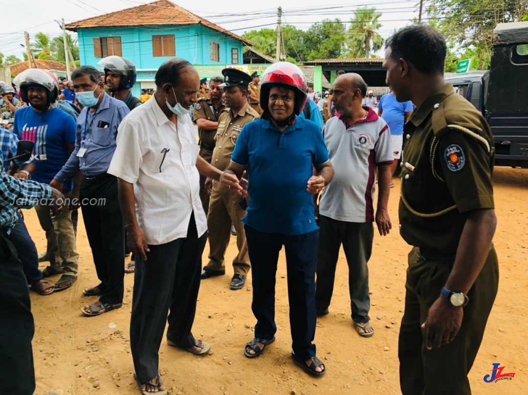 வரிசையில் காத்திருந்து எரிபொருள் வாங்கிய வடமாகாண சுகாதார பணிப்பாளர் ஆ.கேதீஸ்வரன்..!