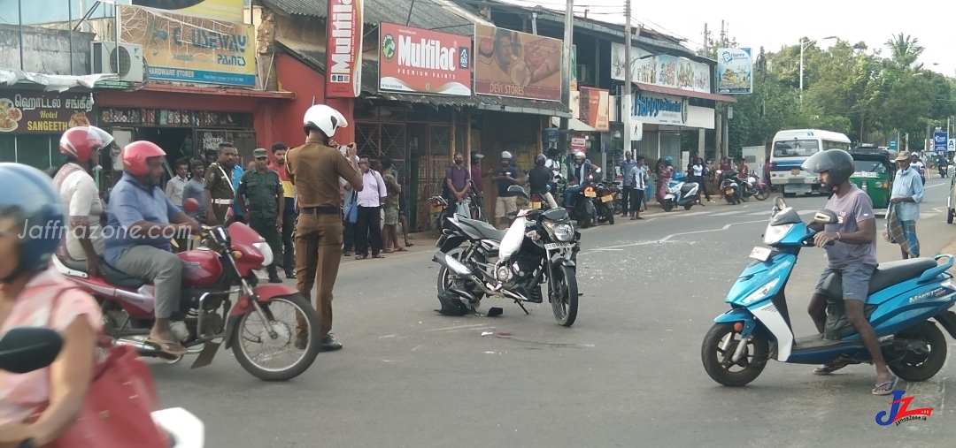 யாழ்.உரும்பிராய் சந்தியில் பேருந்து மீது மோட்டார் சைக்கிள் மோதி விபத்து..! இருவர் படுகாயம்..