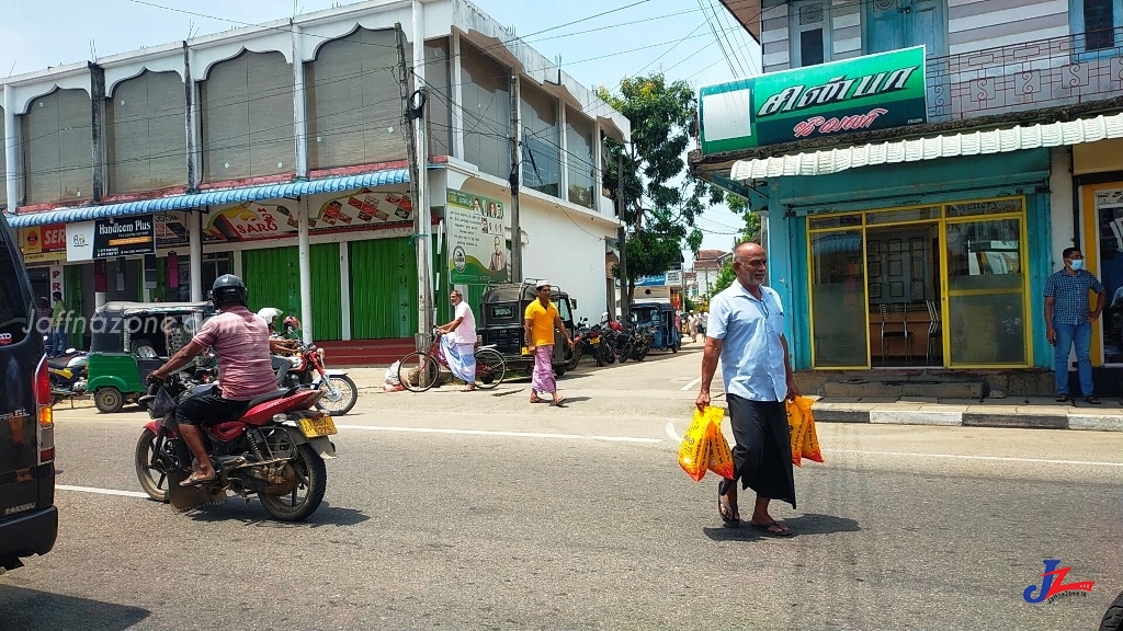 மருதமுனையில் பழைய விலைக்கு அரிசி விற்பனை- நுகர்வோர் பாதுகாப்பு அதிகாரிகள் கண்காணிப்பு