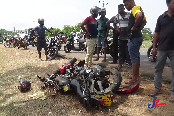 தறிகெட்டு ஓடிய லொறி..! வீதியில் பயணித்த இளைஞர்களை மோதி பின்னர் வர்த்தக நிலையம் மீது மோதி விபத்து, ஓருவர் உயிரிழப்பு, மேலும் ஒருவர் படுகாயம்...