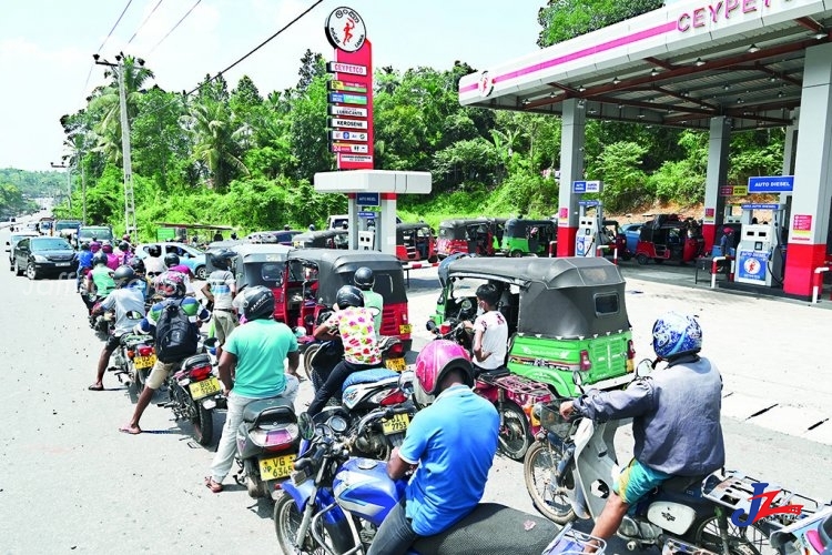 எரிபொருளுக்கான டோக்கன் நடைமுறையில் திருப்தியில்லை..! பல்வேறு முறைகேடுகள்...