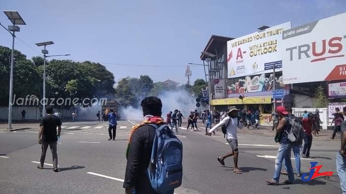 பிரதமர் ரணில் அலுவலகம் முன் பதற்றம்! போராட்டக்காரர்கள் மீது பொலிஸார் கண்ணீர்புகை, நீர்தாரை பிரயோகம்...