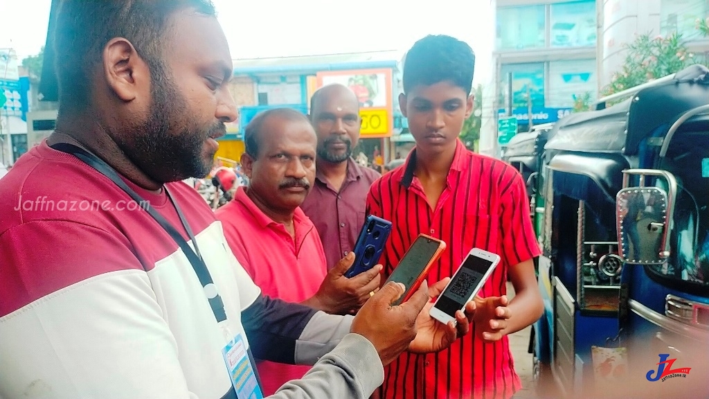 கல்முனை IOC யில் அரசாங்க அறிவுறுத்தலுக்கு அமைய QR Code முறை மூலம் எரிபொருள் விநியோகம்