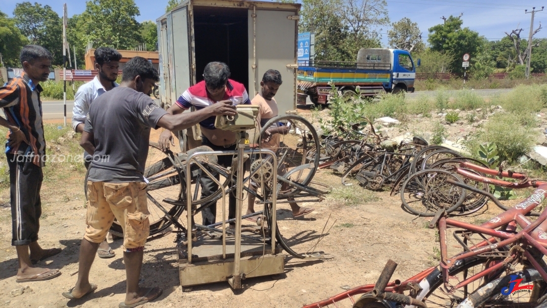 வடமாகாணத்தல் பழைய துவிச்சக்கர வண்டிகளை வாங்க முண்டியடிக்கும் பொதுமக்கள்..! திருத்த வேலைகளுக்கு மட்டும் 35 ஆயிரம் ரூபாய் செலவாம்..