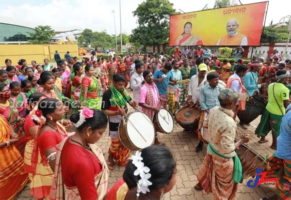 ஜனாதிபதி மாளிகைக்கு சொந்த மண்ணின் மகளை அழைத்து மகிழ்ச்சிப்படுத்திய திரவுபதி!!