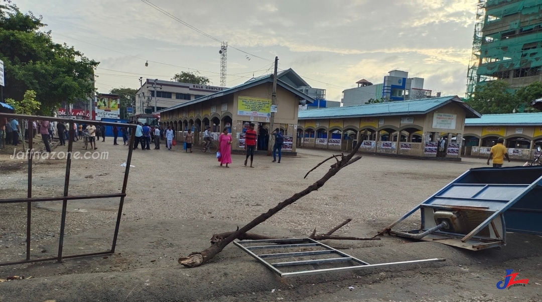 யாழ்.மாவட்டத்தில் இ.போ.ச - தனியார் பேருந்துகள் பணிப் புறக்கணிப்பு..! வெறிச்சோடி கிடக்கும் பேருந்து நிலையங்கள், மக்கள் அந்தரிப்பு..