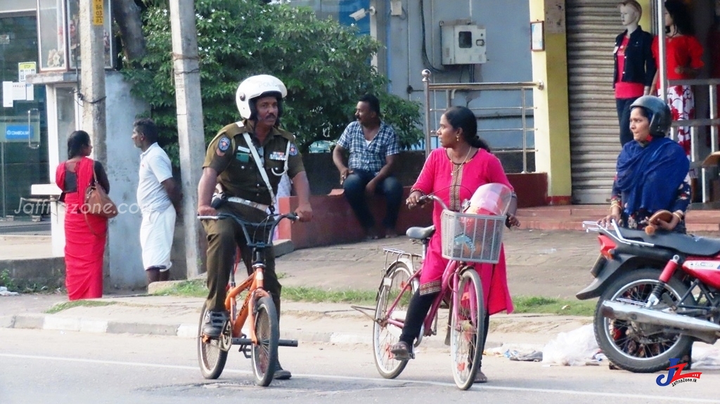 பொலிஸ் நிலைய போக்குவரத்து பிரிவு பொலிஸ் உத்தியோகத்தர் கடமைக்காக துவிச்சக்கரவண்டியில் பயணம் செய்யும் காட்சி